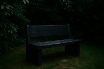 Скамья из обожжённой древесины в нише