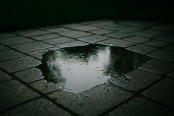 Плоская площадка: лужа у стены