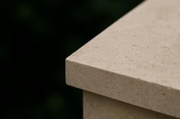 Баку: кромка дорожки из известняка