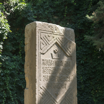 Полуденное солнце в Баку: блики на камне