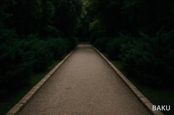 Баку: дорожка с каменной кромкой