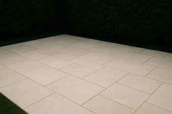 Баку: патио из известняка с мягкой подсветкой